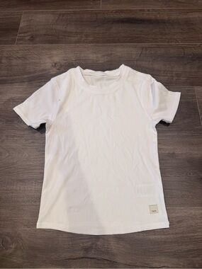 Vuori women’s ribbed White Crewneck, basic tee, XS, has a flaw